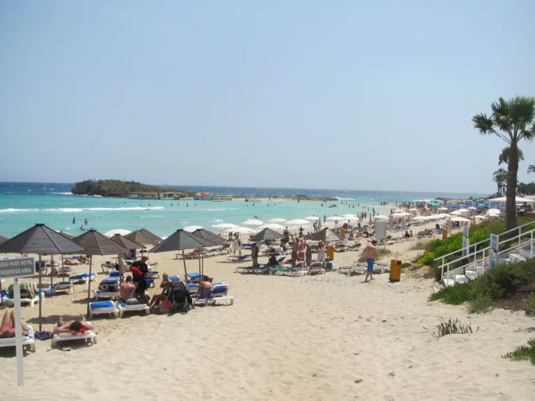 Plaża w Ayia Napie na wschodzie Cypru