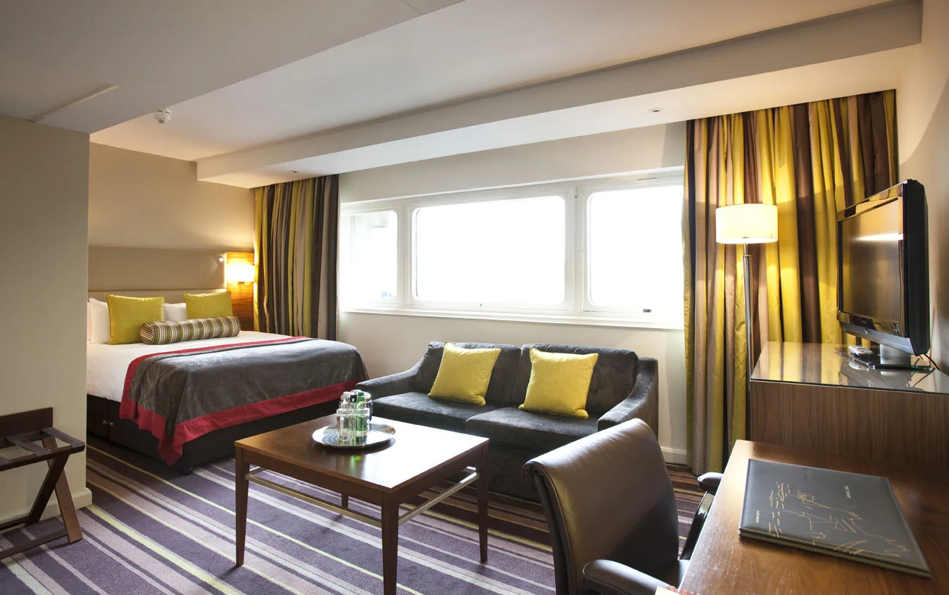 Dwa łóżka w pokoju hotelowym