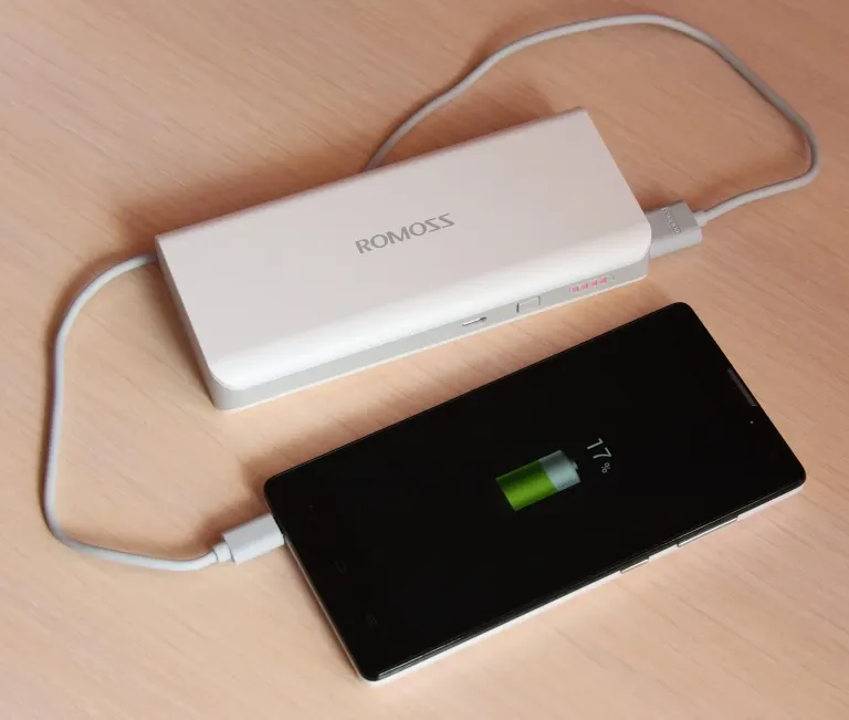 Powerbank w samolocie 2026 — gdzie go spakować, ile można zabrać i czy wolno go używać?