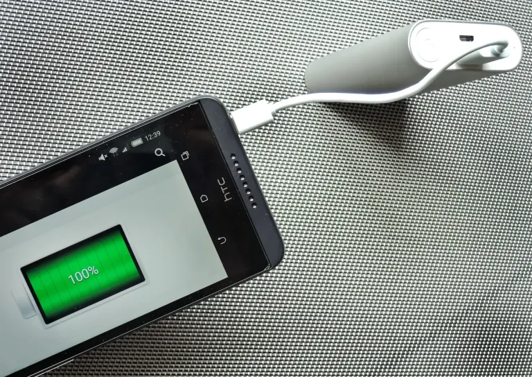 Ładowanie smartfona z powerbanku jako przykład użycia urządzenia poza pokładem samolotu