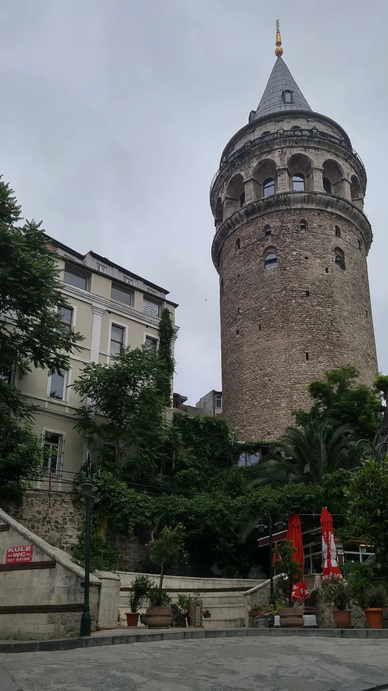 Wieża Galata nad zabudową Stambułu