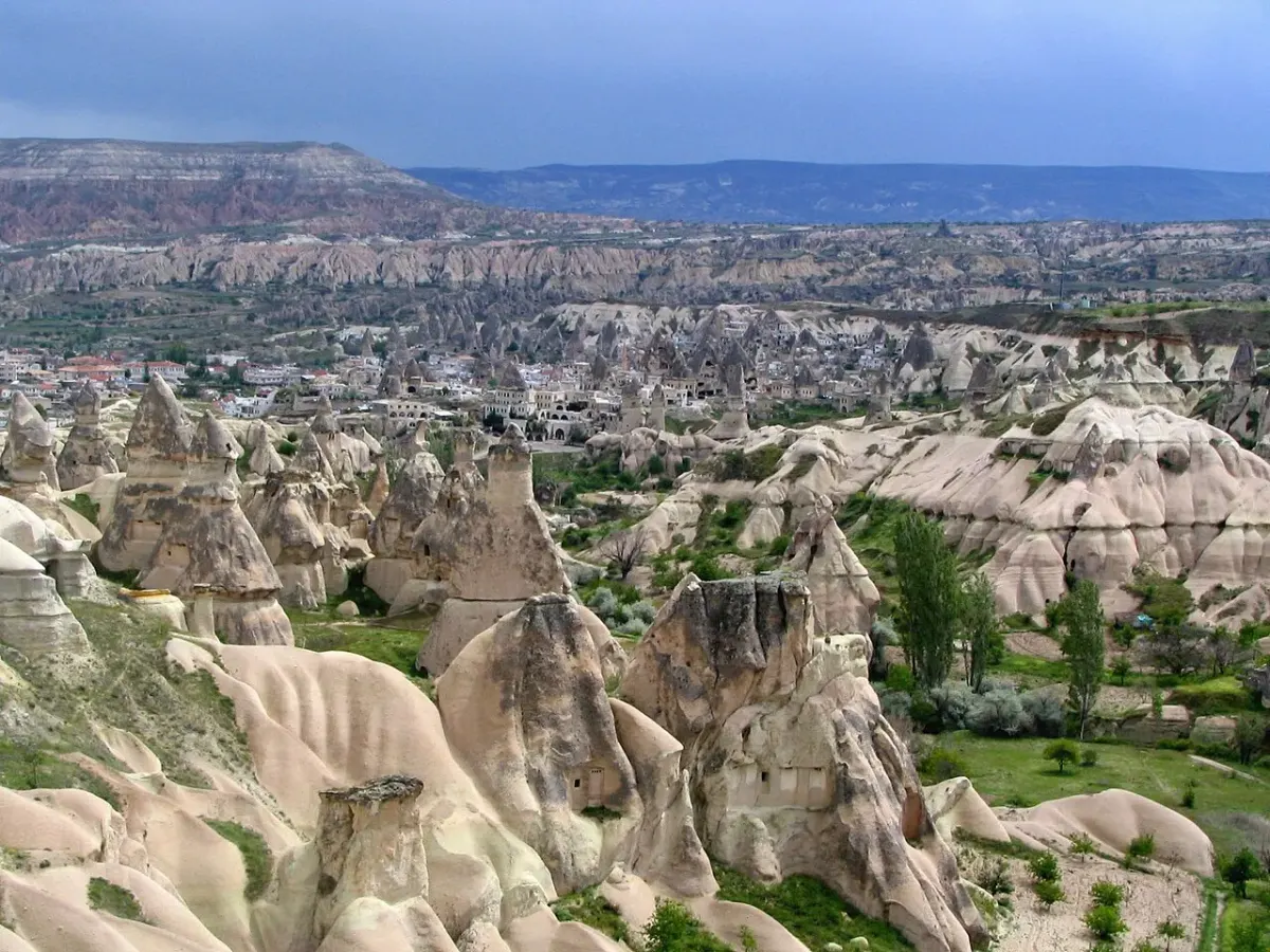 Skalne formacje w dolinie Göreme w Kapadocji