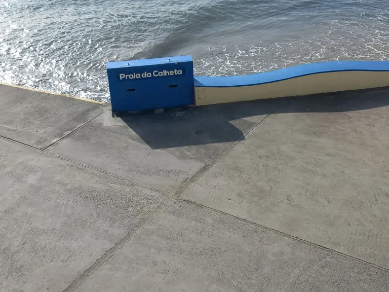 Piaszczysta plaża i marina w Calheta na Maderze