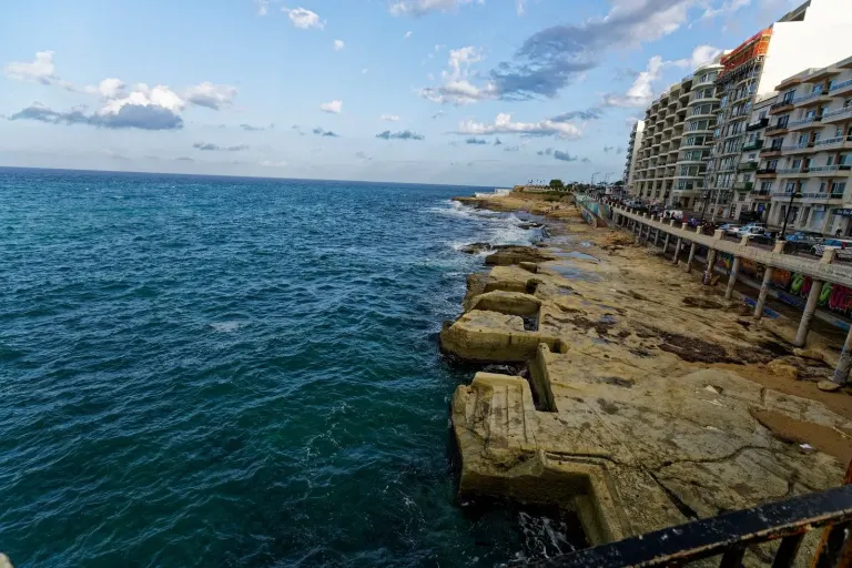 Malta: Sliema czy Mellieħa — gdzie wybrać nocleg na tydzień? Komunikacja, plaża i zwiedzanie