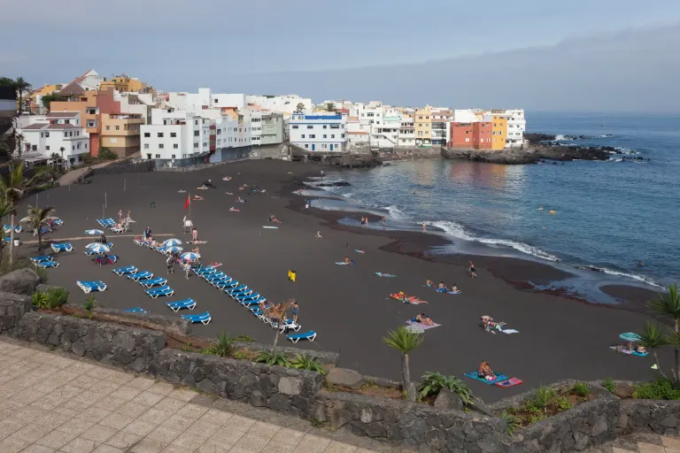 Ciemna plaża i ocean w Puerto de la Cruz na północy Teneryfy