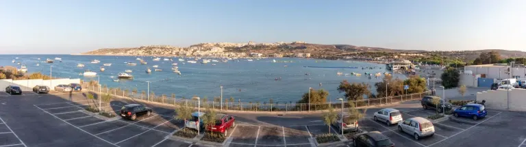 Piaszczysta zatoka Mellieħa Bay na Malcie