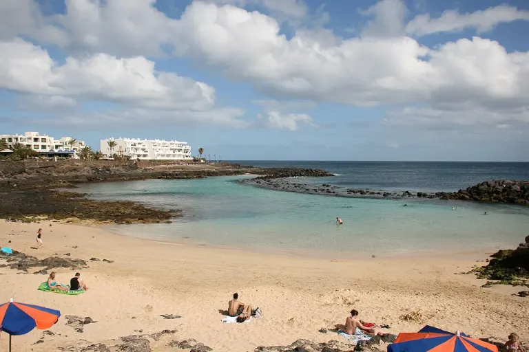 Osłonięta zatoka Playa del Jablillo w Costa Teguise