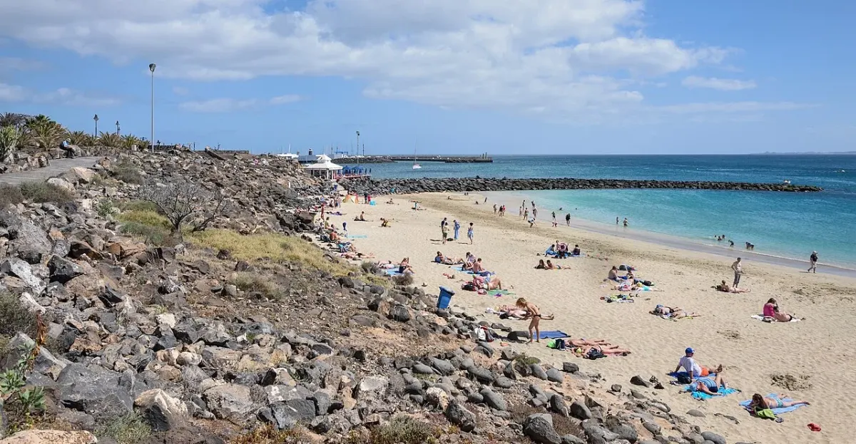 Plaża i marina w kurorcie Playa Blanca na Lanzarote