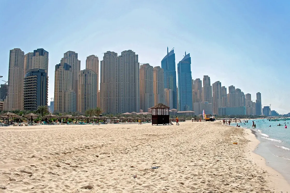 Plaża Jumeirah i wieżowce Dubai Marina