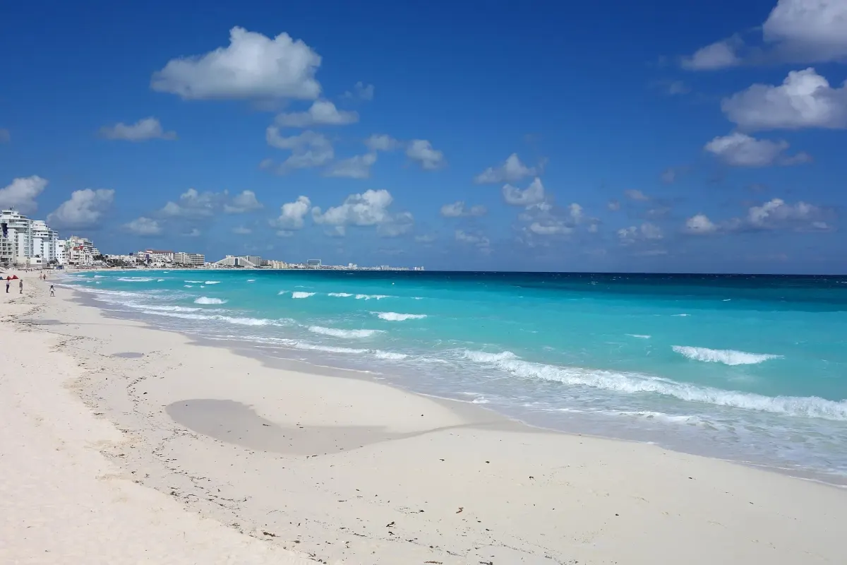 Biała plaża i turkusowe morze w strefie hotelowej Cancún