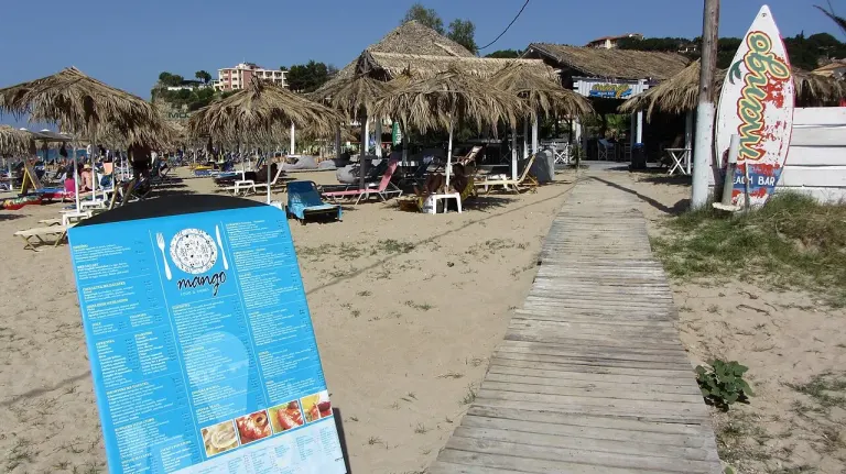Plaża i zabudowa kurortu Tsilivi na Zakynthos