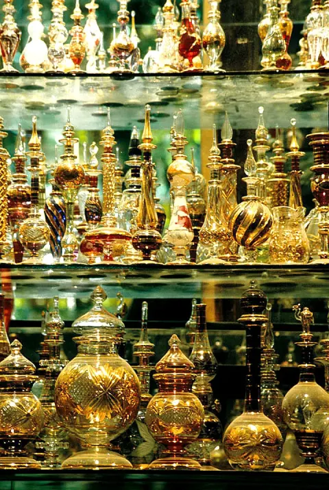 Flakony perfum w witrynie sklepu na bazarze Chan al-Chalili w Kairze
