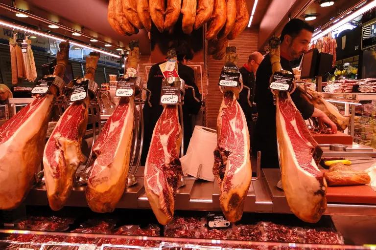 Jamón ibérico sprzedawany na targu La Boqueria w Barcelonie