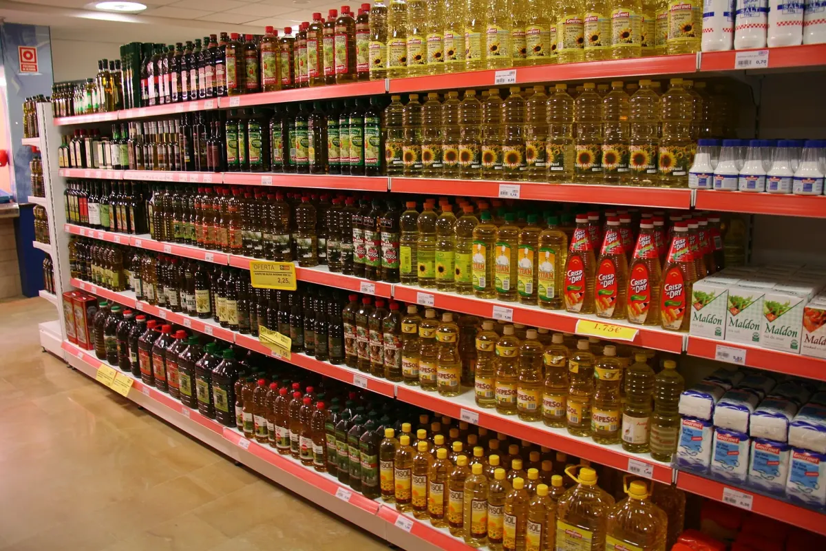 Półki z oliwą w hiszpańskim supermarkecie
