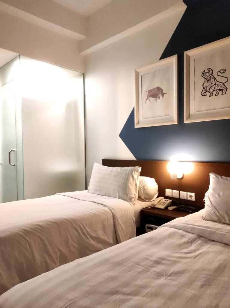 Walizka przygotowana przy hotelowym łóżku