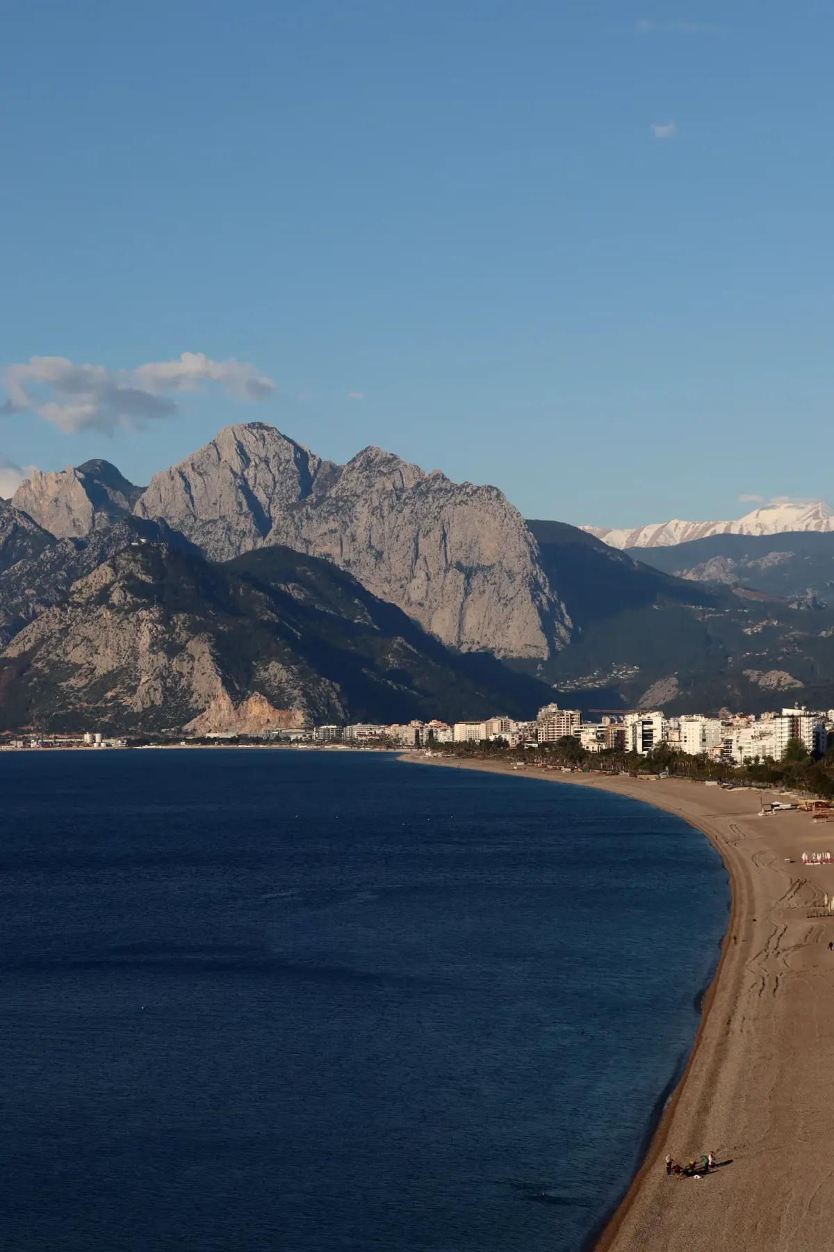 Plaża Konyaaltı i góry Taurus w Antalyi