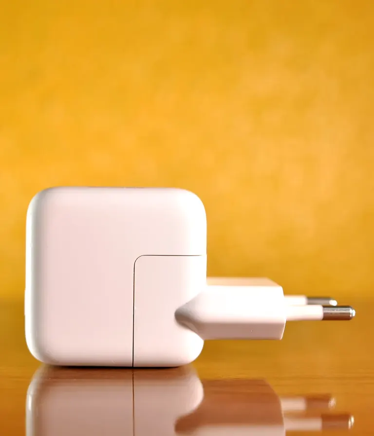 Kompaktowy adapter podróżny do ładowania telefonu