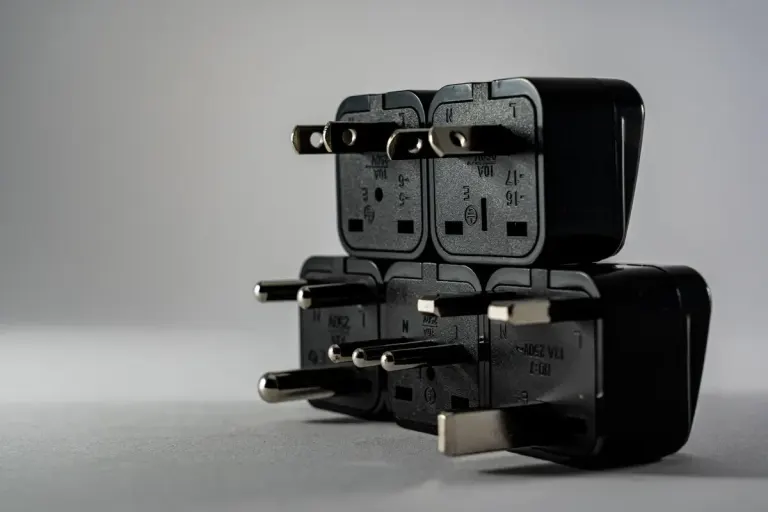 Adaptery podróżne do różnych standardów gniazdek