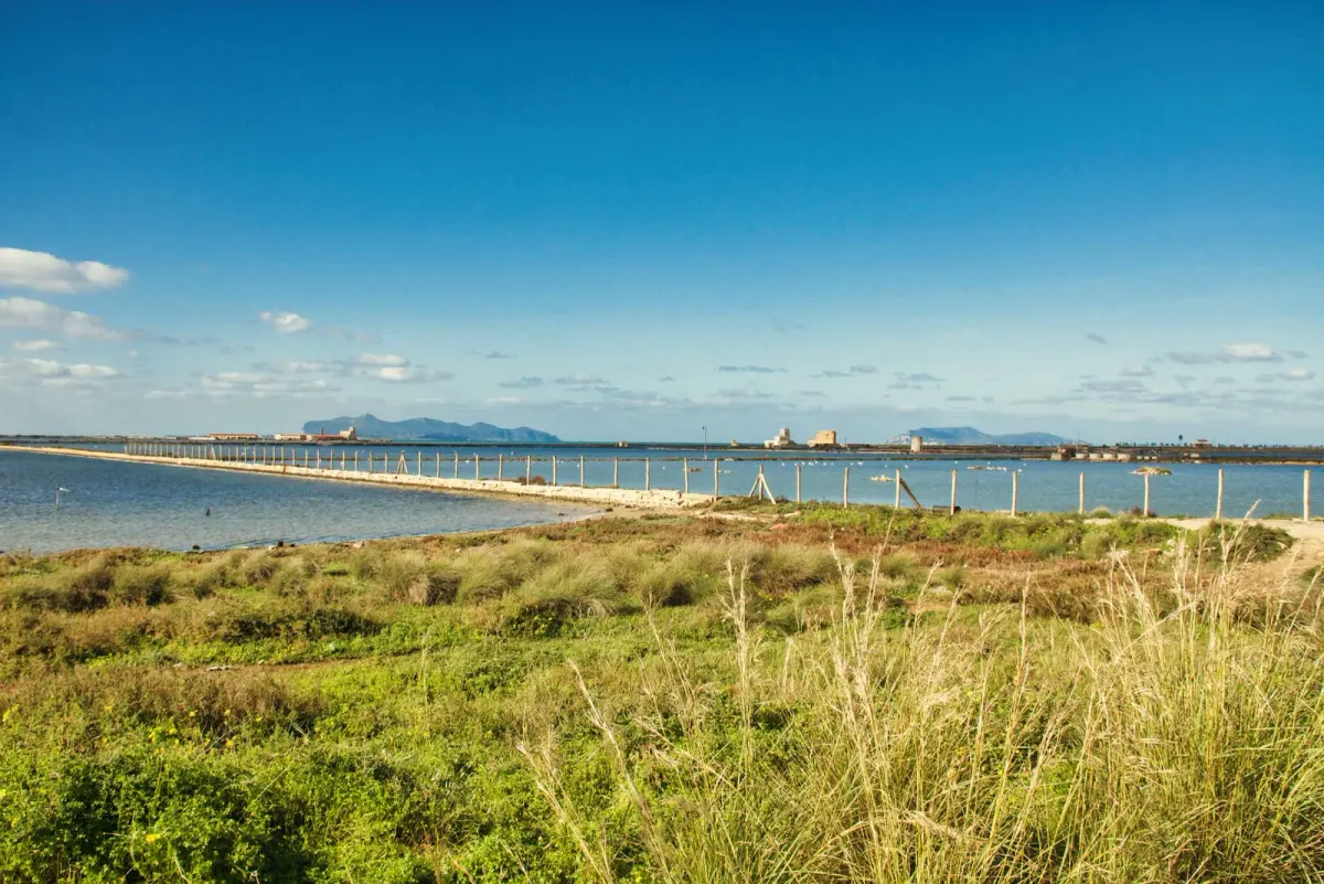 Spokojne wybrzeże Sycylii w okolicach Trapani