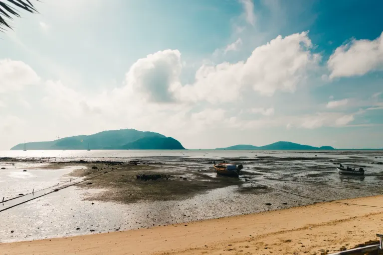 Łodzie przy spokojnej plaży na Phuket