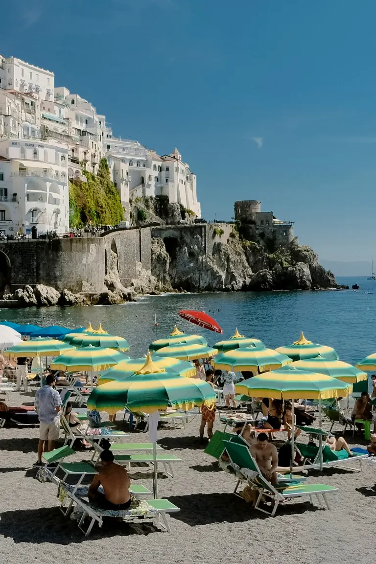 Plaża na włoskim wybrzeżu podczas słonecznego dnia