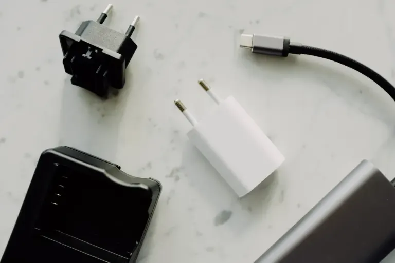 Adaptery i przewód USB-C przygotowane do podróży