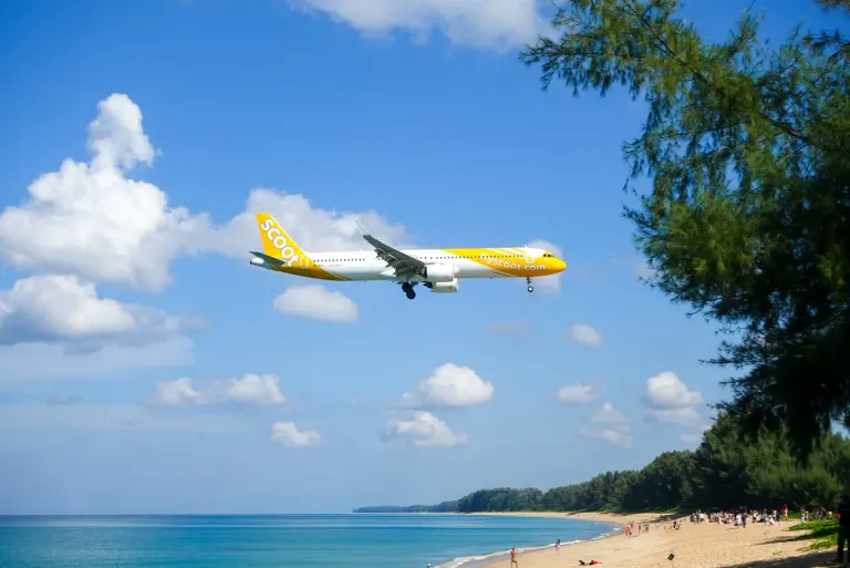 Samolot nad plażą na Phuket w Tajlandii