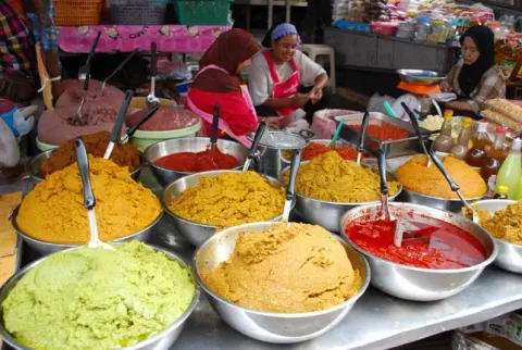 Pasty curry sprzedawane na targu Hat Yai