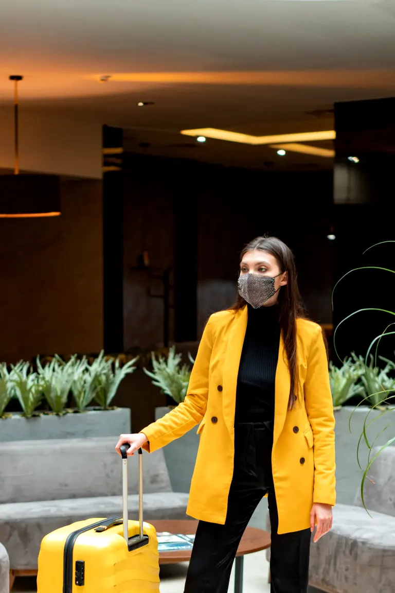 Podróżna z walizką w hotelowym lobby