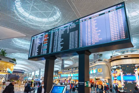 Zmiana godziny wylotu po rezerwacji wakacji — kiedy możesz odmówić lub żądać zwrotu?