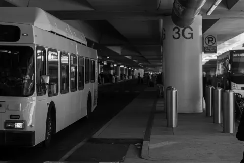 Transfer powrotny z hotelu na lotnisko — gdzie sprawdzić godzinę i co zrobić, gdy jej nie ma?