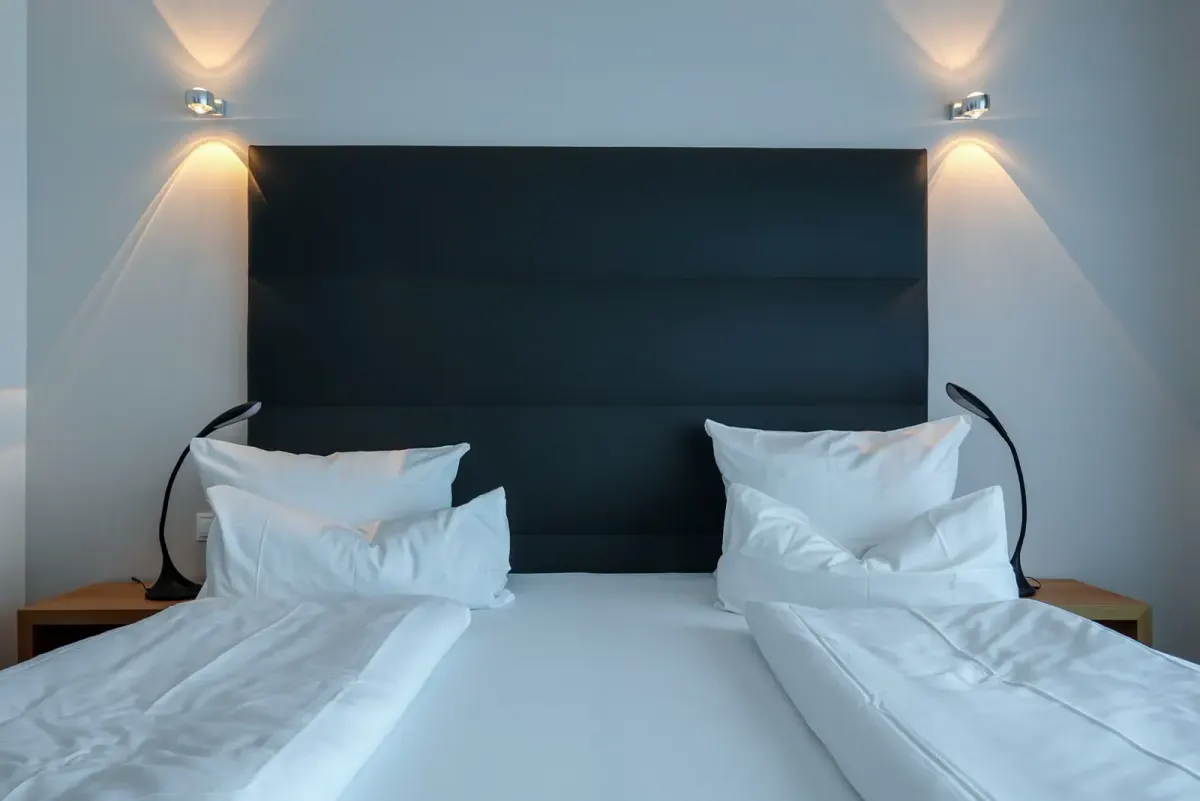Pokój hotelowy z jednym łóżkiem dwuosobowym