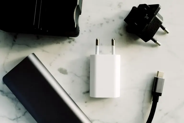 Zestaw adapterów i ładowarek do urządzeń mobilnych