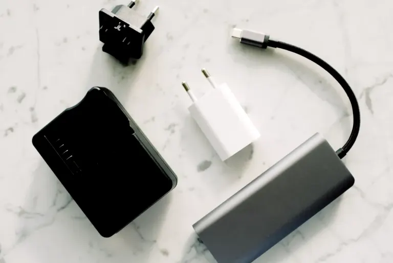 Adaptery, przewody i powerbank przygotowane do wyjazdu