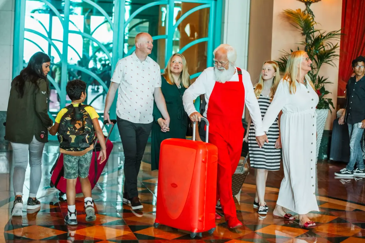 Goście z bagażami w hotelowym lobby