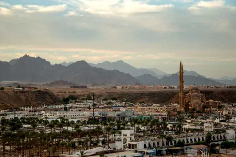 Sharm el Sheikh z zabudową i pustynnymi górami w tle