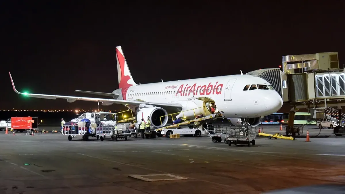 Samolot Air Arabia na lotnisku w Szardży