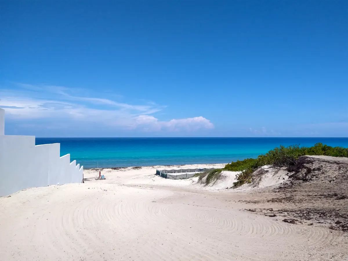 Biała plaża i turkusowe morze w Cancún
