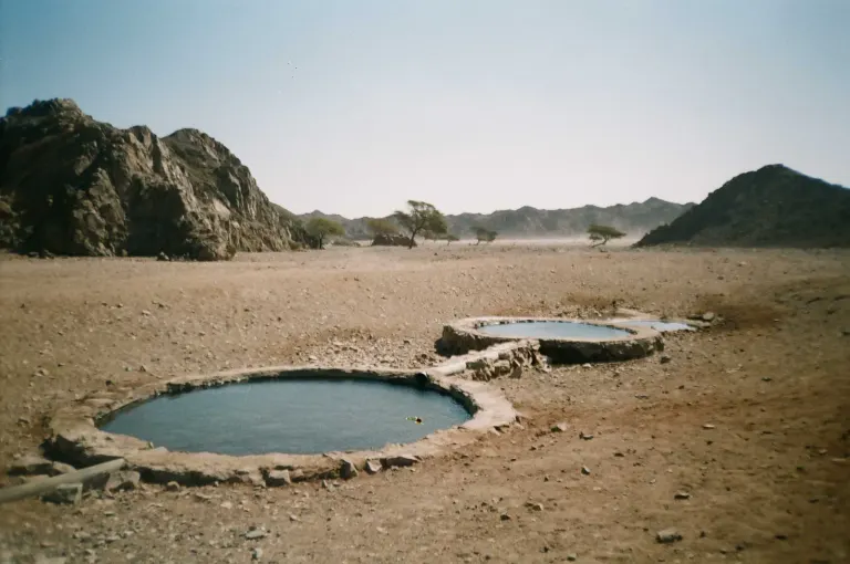 Baseny w skalistym krajobrazie Marsa Alam