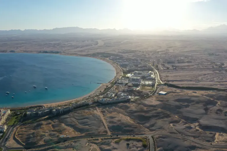 Zatoka Sahl Hasheesh nad Morzem Czerwonym o zachodzie słońca