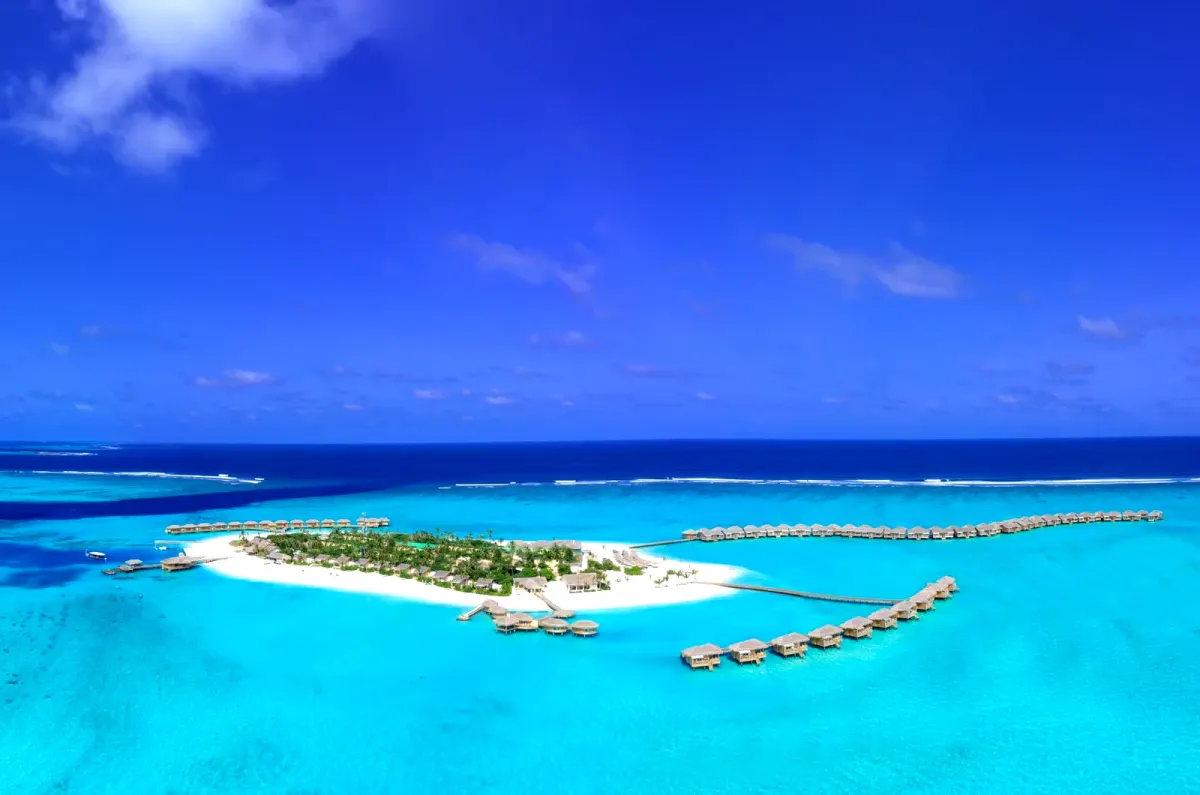 Wyspa resortowa z willami na wodzie na Malediwach