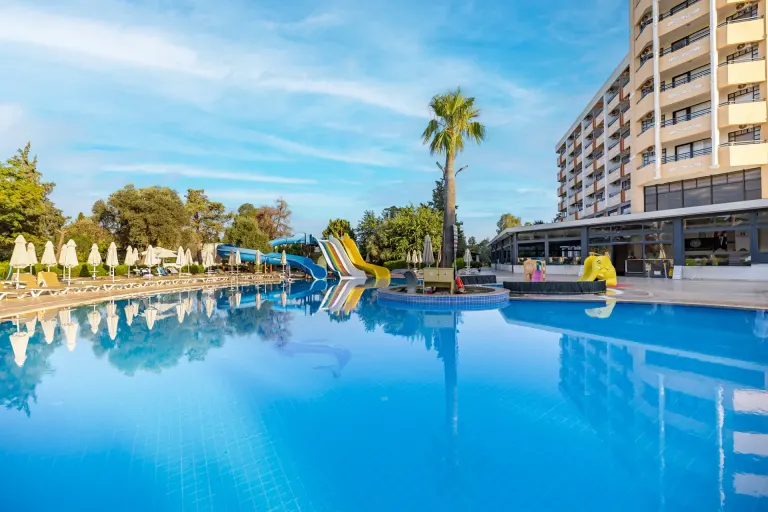 Rodzinny hotel z basenem i zjeżdżalniami wodnymi