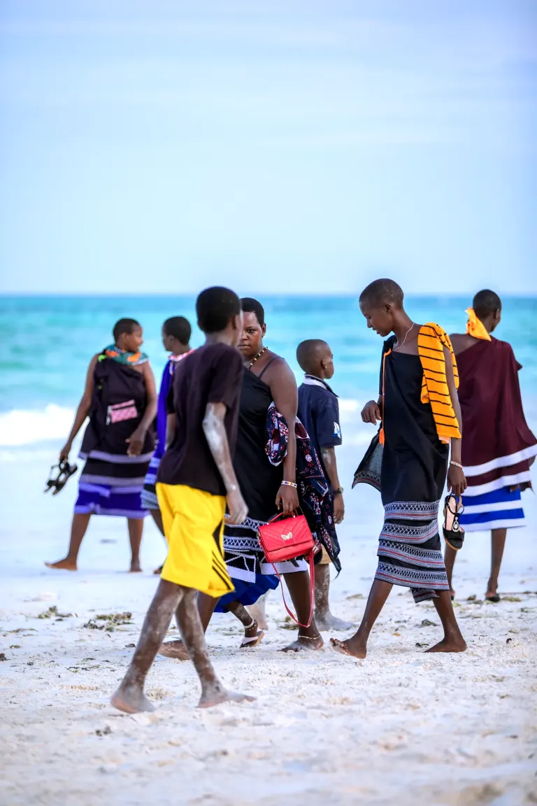 Spacer po piaszczystej plaży Zanzibaru