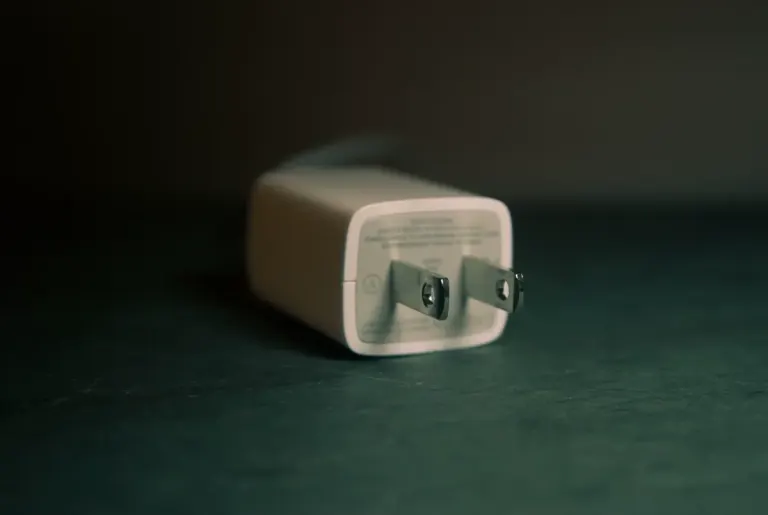 Uniwersalny adapter podróżny do ładowania urządzeń