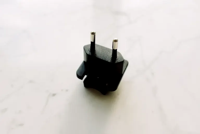Adapter z płaskimi bolcami używanymi w gniazdkach typu A