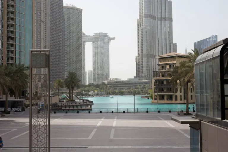 Nowoczesne centrum Dubaju nad wodą