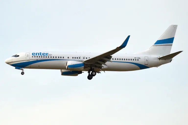 Boeing 737 linii Enter Air na płycie lotniska