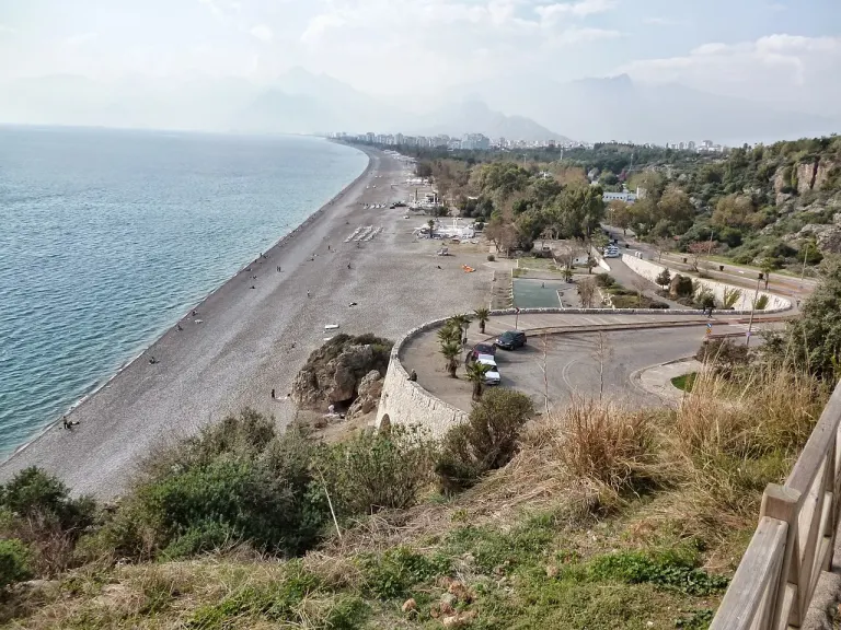 Wybrzeże i plaża w Antalyi widziane z góry