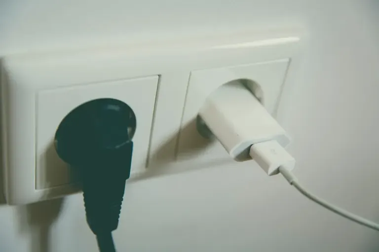 Wtyczki elektryczne podłączone do europejskiego gniazdka