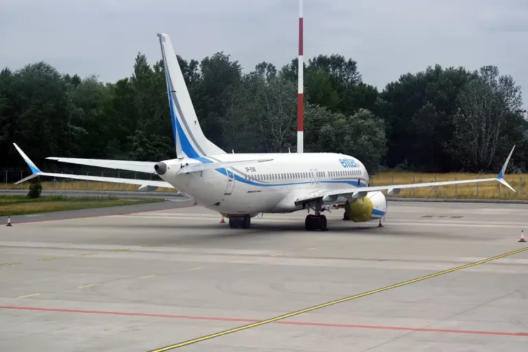 Samolot Boeing 737 MAX w barwach Enter Air